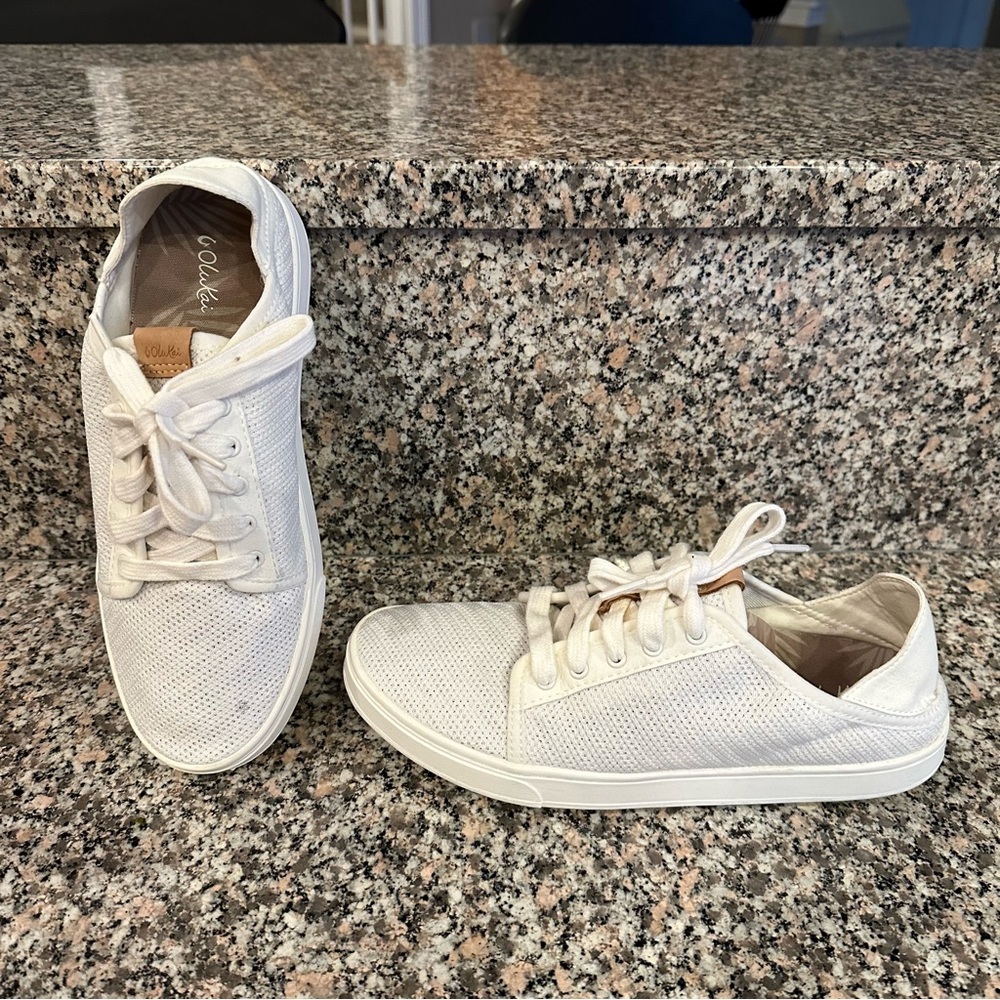 OluKai Women's Pehuea Li White Fashion Sneaker size 8 Mesh Summer Beachy Casual